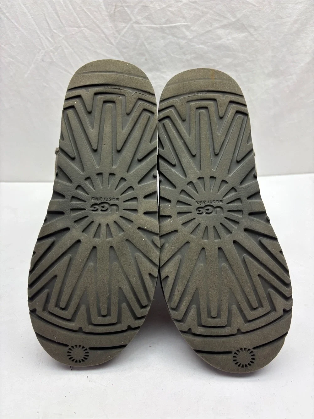 UGG Classic Short Boots size 5 big girl, box 59